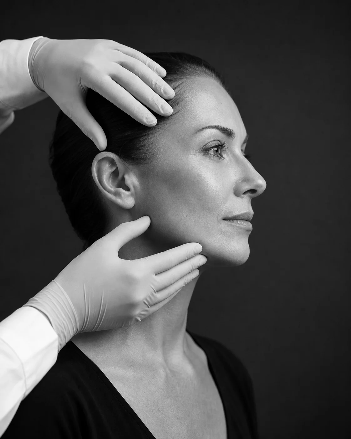 Valoración facial médica ilustrativa en blanco y negro
