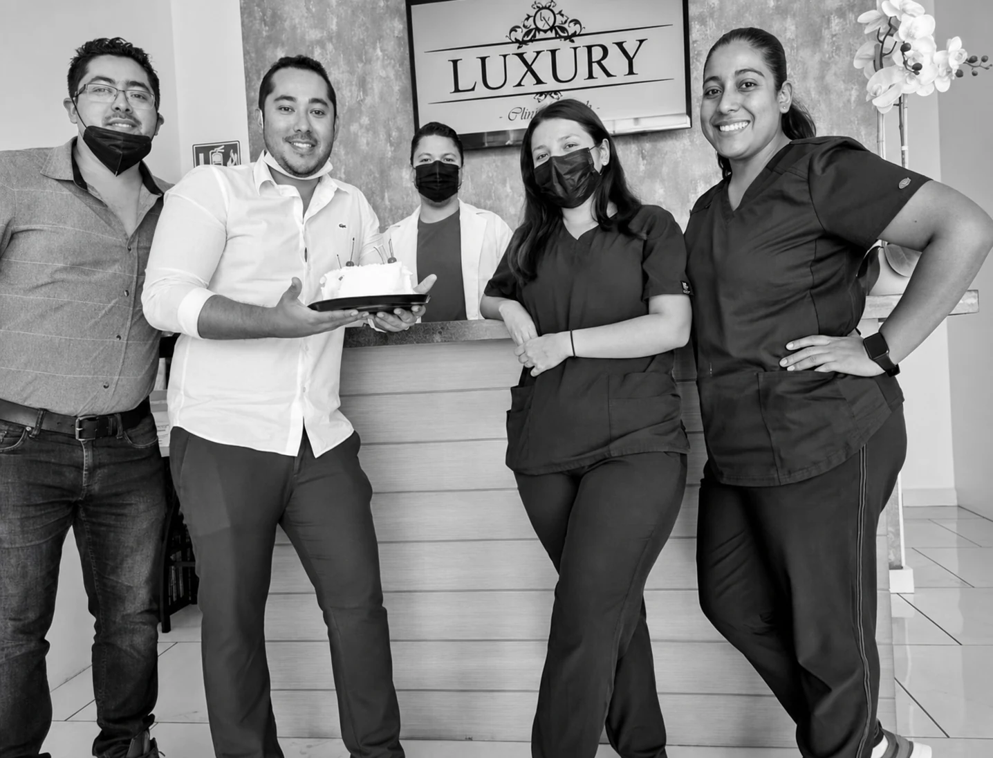 Equipo Luxury Medical Spa en la recepción de la clínica